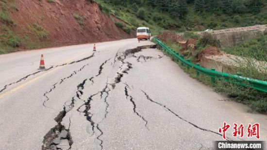 圖為發(fā)生路基下沉滑移險情的路段。果洛公路總段供圖