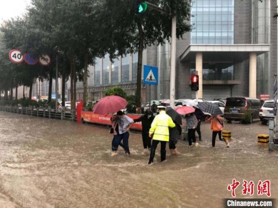 8月28日，青海省東部出現(xiàn)強(qiáng)降水天氣過(guò)程，其中西寧地區(qū)出現(xiàn)入汛以來(lái)雨量最大、強(qiáng)度最大的強(qiáng)降水過(guò)程。西寧交警供圖