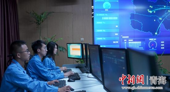 圖為國網(wǎng)青海電力大數(shù)據(jù)中心工作人員正在監(jiān)控綠電相關(guān)數(shù)據(jù)。王國棟攝