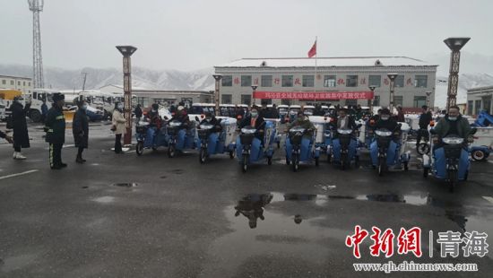 圖為環(huán)衛(wèi)設(shè)施集中發(fā)放儀式現(xiàn)場(chǎng)。甘恩超 攝