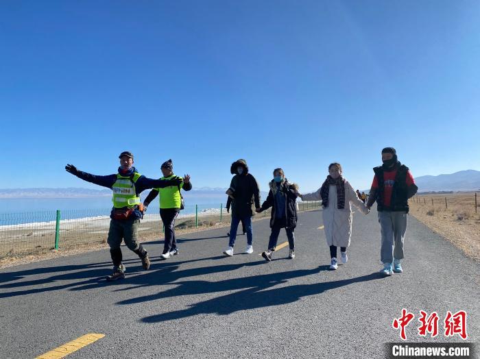 圖為徒步現(xiàn)場?！±罱瓕?攝