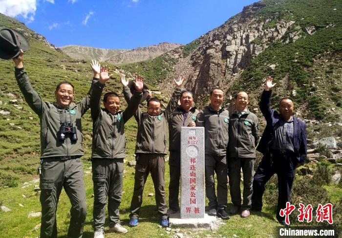 圖為管護(hù)員們難得的一次合影。受訪者供圖