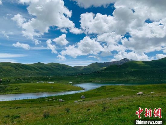 圖為果洛州境內(nèi)的年保玉則。（資料圖）　孫?！z