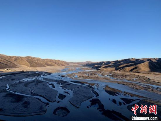 圖為三江源腹地，黃河流經(jīng)達日縣。（資料圖） 孫睿 攝 　　