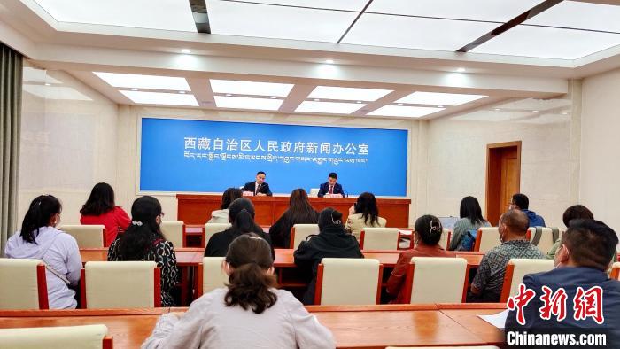 圖為西藏阿里地區(qū)在拉薩召開新聞發(fā)布會(huì)，發(fā)布西藏和平解放70年來阿里地區(qū)經(jīng)濟(jì)社會(huì)發(fā)展成就?！∝暽＠?攝