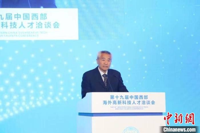 全國(guó)政協(xié)副主席、九三學(xué)社中央常務(wù)副主席邵鴻出席論壇并致辭?！∷拇ㄊ∥y(tǒng)戰(zhàn)部供圖