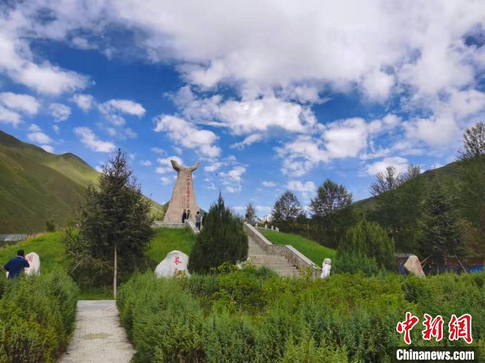 圖為三江源自然保護(hù)區(qū)紀(jì)念碑?！∏嗪Ｊ∥幕吐糜螐d供圖