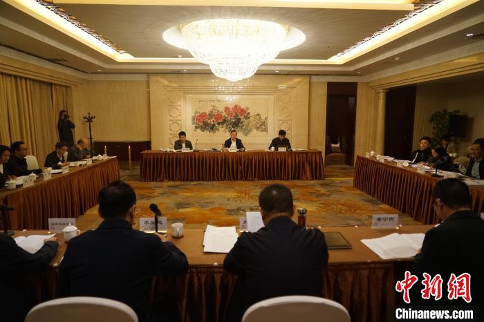 圖為座談會現(xiàn)場?！∨擞隄?攝