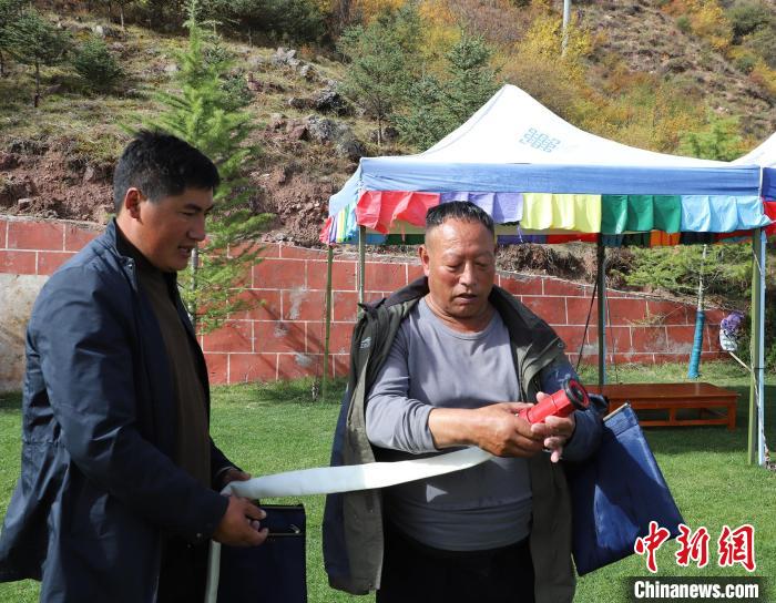 圖為護(hù)林員操作體驗(yàn)滅火裝備?！〔际猩窒乐ш?duì) 供圖