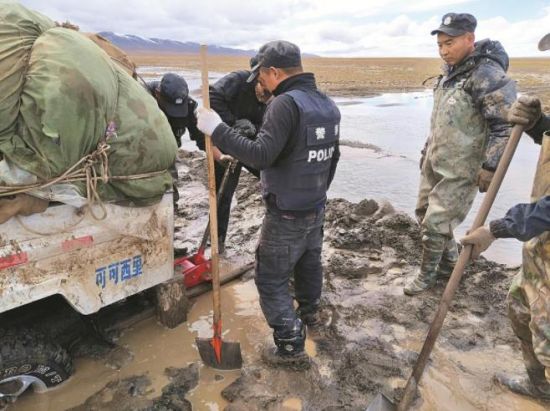 巡山途中車輛陷入泥坑。