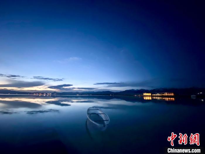 圖為茶卡天空壹號(hào)景區(qū)?！±罱瓕?攝