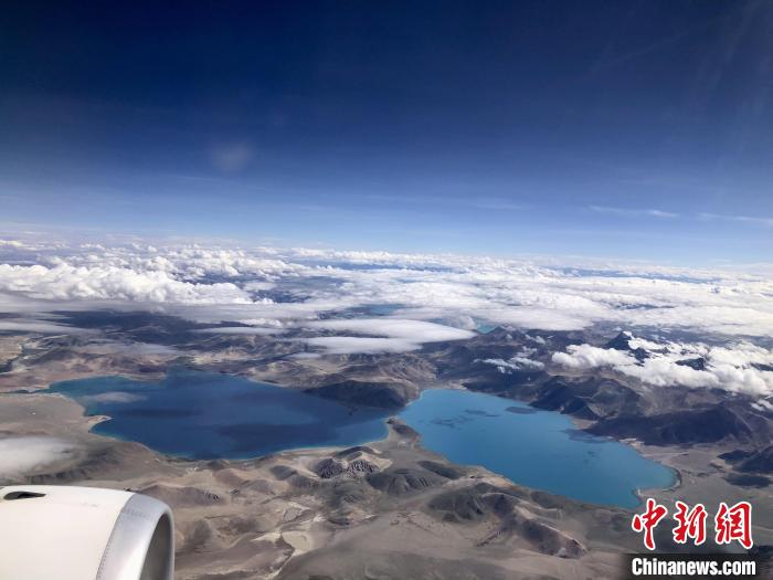 西藏阿里到拉薩航班途經(jīng)的高原湖泊。　<a target='_blank' href='/'><p  align=