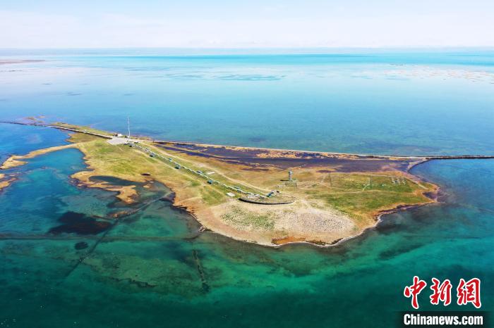 圖為無(wú)人機(jī)航拍青海湖?！≮w海梅 攝