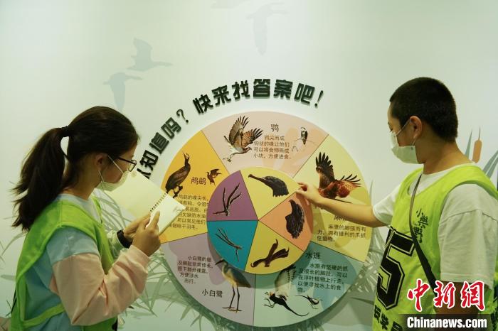 圖為小朋友在青海西寧湟水國(guó)家濕地公園科普館內(nèi)參觀學(xué)習(xí)?！●R銘言 攝