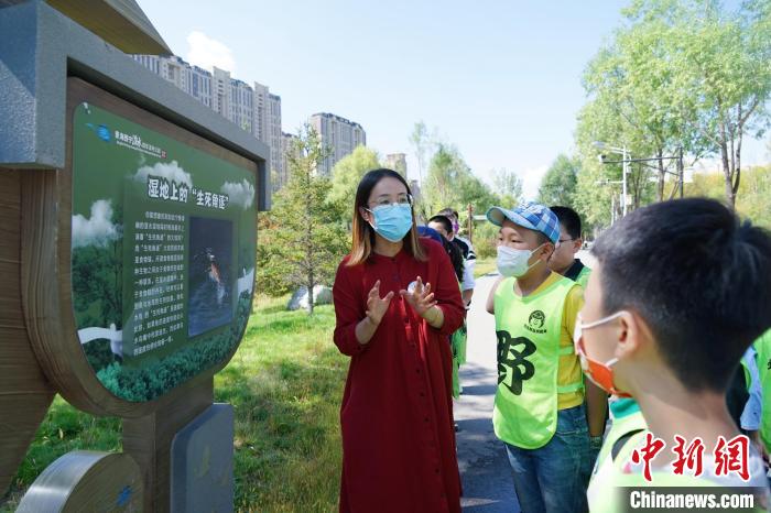 圖為小朋友在青海西寧湟水國(guó)家濕地公園內(nèi)學(xué)習(xí)濕地知識(shí)?！●R銘言 攝