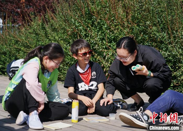 圖為小朋友在青海西寧湟水國(guó)家濕地公園內(nèi)認(rèn)識(shí)植物并進(jìn)行繪畫?！●R銘言 攝