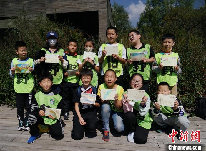 圖為小朋友展示學(xué)習(xí)成果?！●R銘言 攝