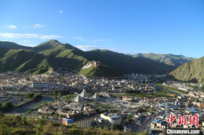 圖為航拍玉樹市?！∮駱涫形麄鞑抗﹫D