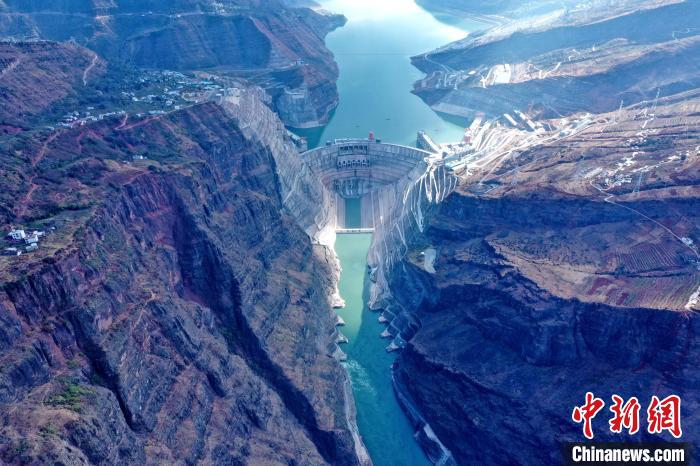 圖為白鶴灘水電站大壩全景圖?！∷娝木止﹫D