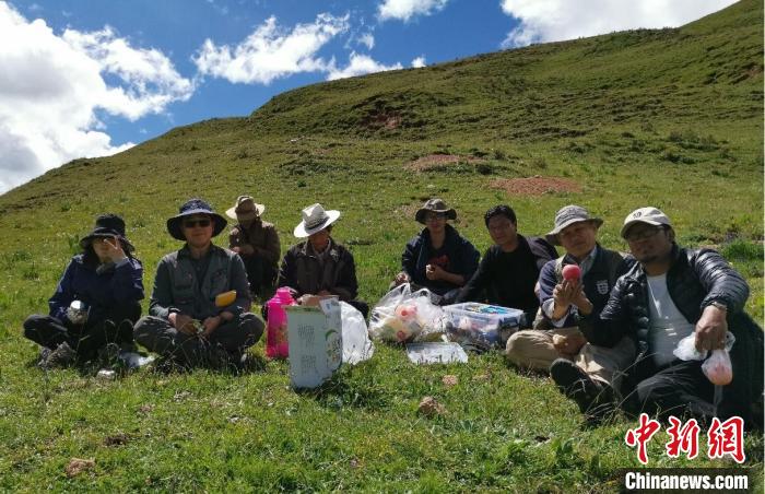 科研團隊在熱魯盆地工作合影?！≈锌圃呵嗖馗咴?供圖