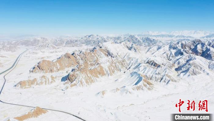 圖為無(wú)人機(jī)航拍高原雪景?！《继m縣融媒體中心供圖