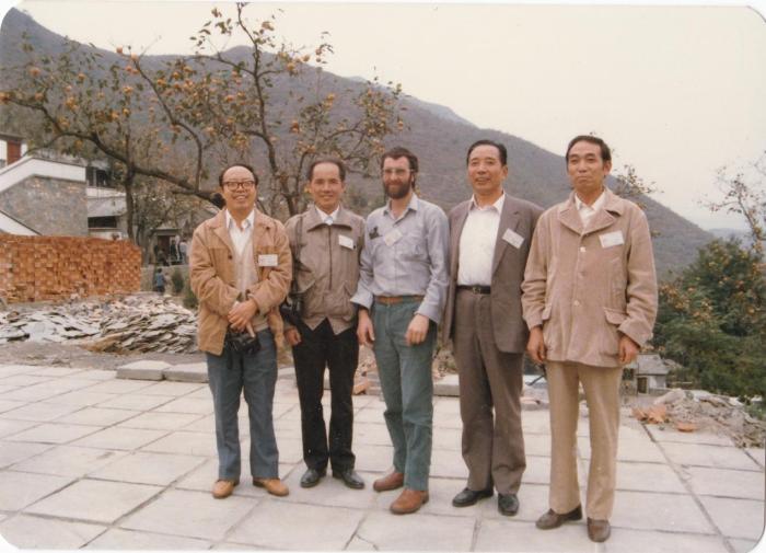1987年早期脊椎動物國際研討會在中國舉行，劉玉海先生(右一)與中外同行專家合影?！avin Young(澳大利亞) 供圖