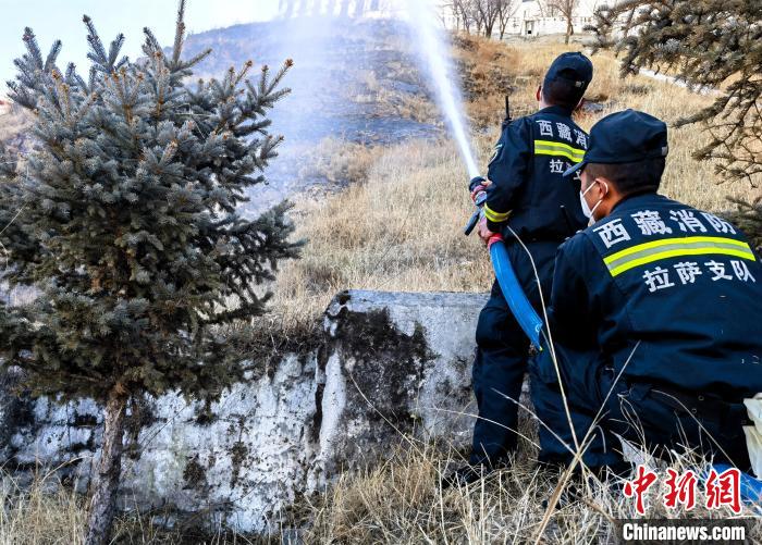 12月6日，布達(dá)拉宮消防救援大隊(duì)在布達(dá)拉宮山體林草區(qū)域開展?jié)窕ぷ??！㈣?攝