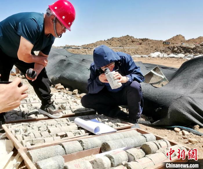 圖為地質(zhì)專家觀察含鹽地層。(資料圖) 柴綜院 供圖