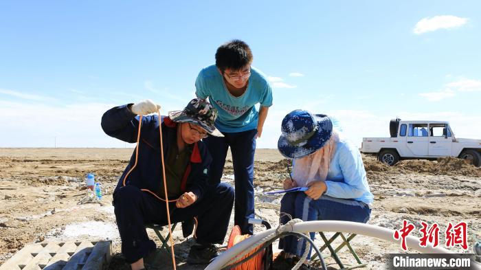 圖為專家測量鹽湖鹵水水位。(資料圖) 柴綜院 供圖
