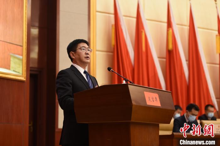圖為青海省果洛州人民政府州長葉萬彬作政府工作報(bào)告?！　《嘟馨盒?攝