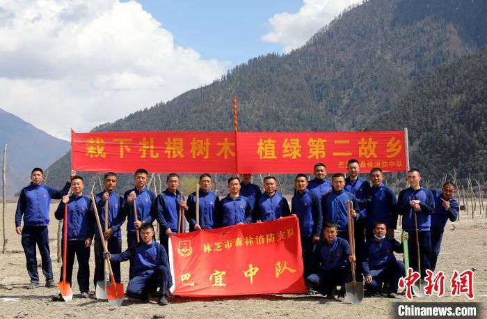林芝市巴宜區(qū)森林消防中隊(duì)志愿服務(wù)隊(duì)合影留念?！∥骼@拉翁 攝