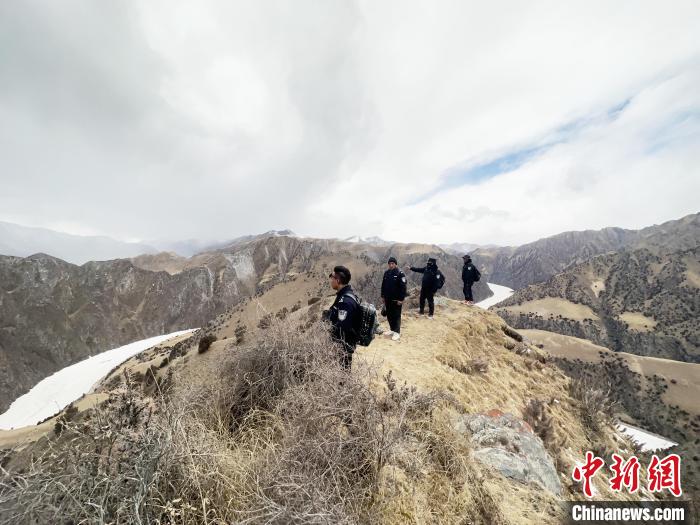 圖為曲麻萊縣崗當村的生態(tài)管護人員開展巡護?！《“瓦_杰 攝
