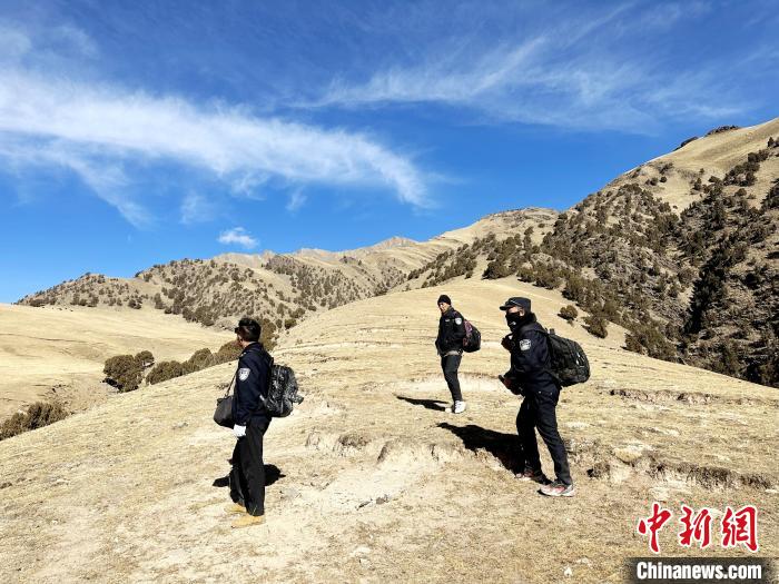 圖為生態(tài)管護人員開展巡護?！《“瓦_杰 攝