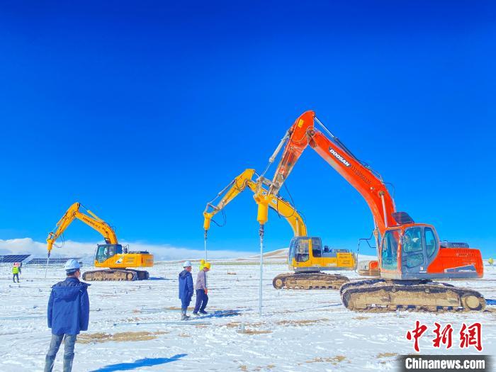 圖為雪中施工。資料圖 姜佳保供圖