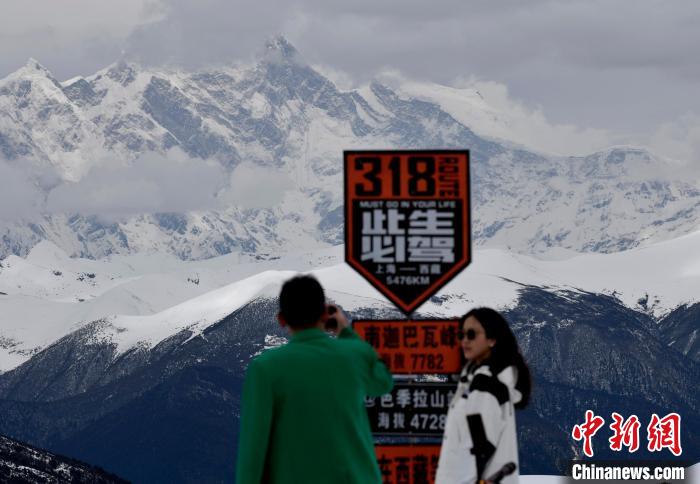 圖為5月14日，西藏林芝色季拉山觀景臺，游客遠眺南迦巴瓦峰?！　±盍?攝