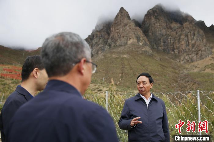 圖為西藏自治區(qū)人大常委會(huì)副主任、拉薩南北山綠化指揮部副總指揮江白(右)?！∝暣_ 攝