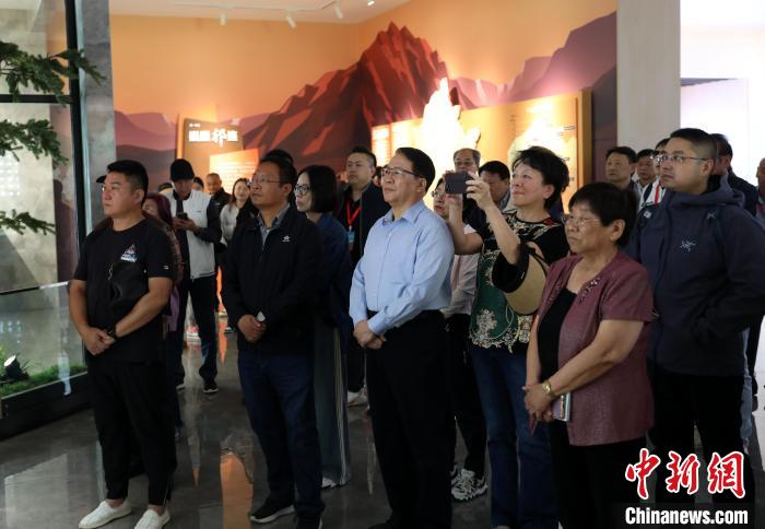圖為臺(tái)商參訪祁連山國(guó)家公園生態(tài)科普館?！⊙Φ?攝