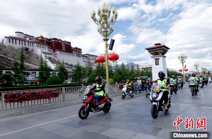 圖為2023年極地G219集結(jié)賽暨金卡納場地賽選手途經(jīng)拉薩布達(dá)拉宮?！∮文恋厍蚬﹫D