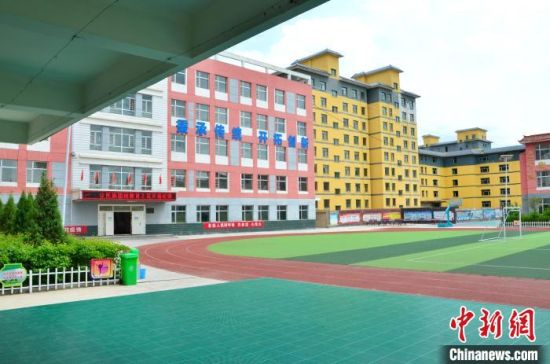 圖為化隆縣第一小學。　魯?shù)り枴z