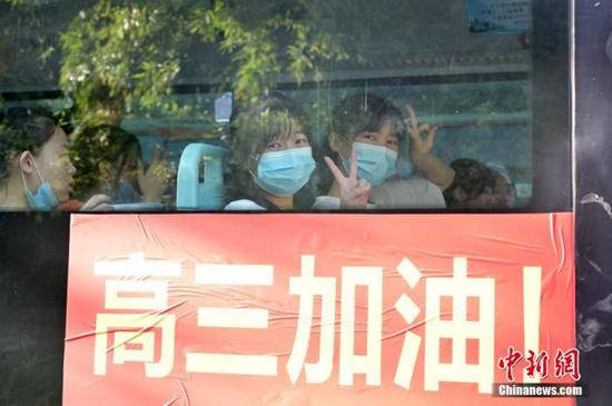 資料圖：2020年7月，廣西南寧沛鴻民族中學(xué)內(nèi)，高三學(xué)生乘坐高考專車前往考點(diǎn)。 中新社記者 俞靖 攝