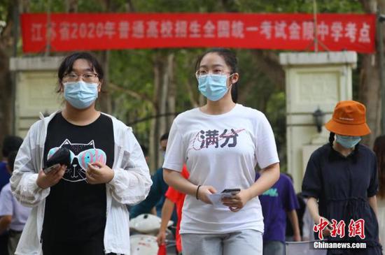 資料圖：2020年7月6日，江蘇南京一處考點(diǎn)，高考考生看完考場(chǎng)后走出考點(diǎn)。 中新社記者 泱波 攝