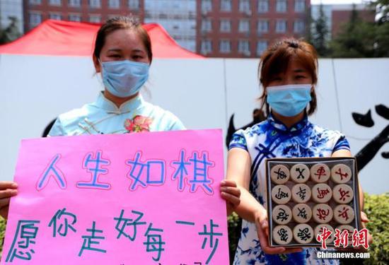 資料圖：2020年7月河南鄭州一高考考點(diǎn)，考生家長(zhǎng)送考 中新社記者 王中舉 攝