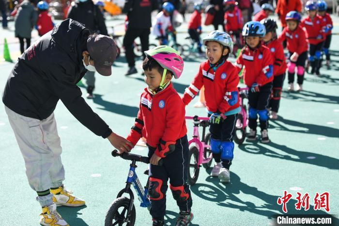 圖為拉薩市實(shí)驗(yàn)幼兒園孩子們?cè)诮叹毜闹笇?dǎo)下練習(xí)滑步車?！『闻罾?攝