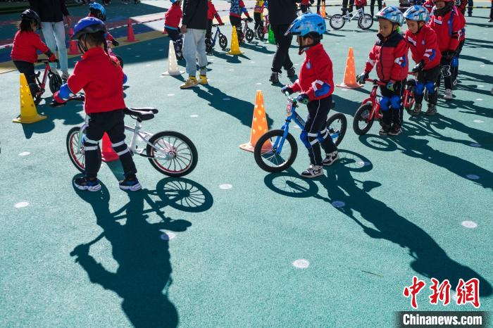 圖為拉薩市實(shí)驗(yàn)幼兒園孩子們正在練習(xí)滑步車。　何蓬磊 攝