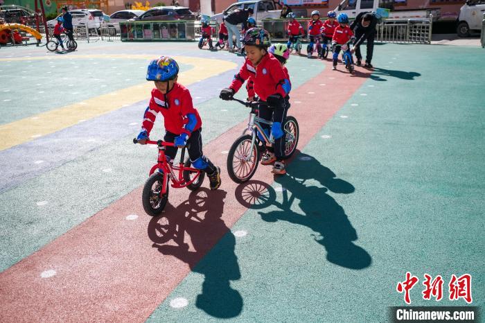 圖為拉薩市實(shí)驗(yàn)幼兒園孩子們正在練習(xí)滑步車?！『闻罾?攝