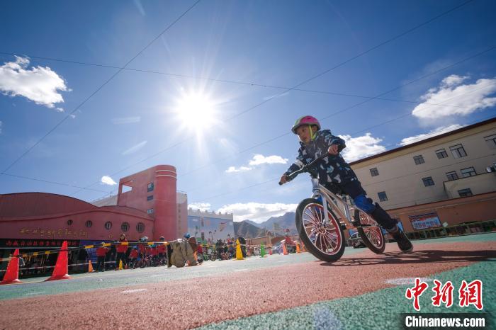 圖為拉薩市實(shí)驗(yàn)幼兒園孩子們正在練習(xí)滑步車。　何蓬磊 攝