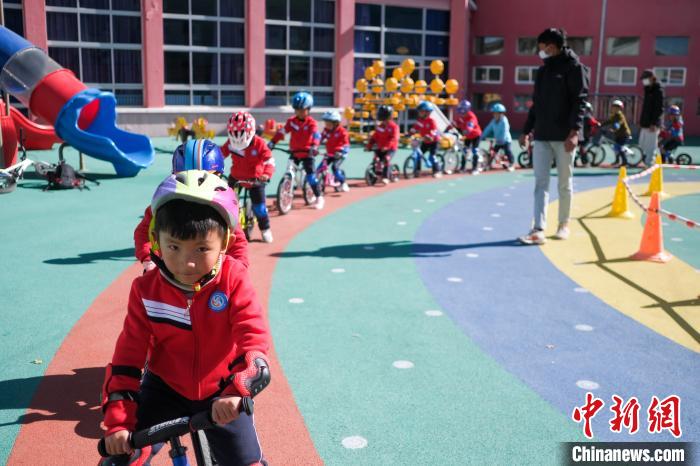 圖為拉薩市實(shí)驗(yàn)幼兒園孩子們?cè)诮叹毜闹笇?dǎo)下練習(xí)滑步車。　何蓬磊 攝