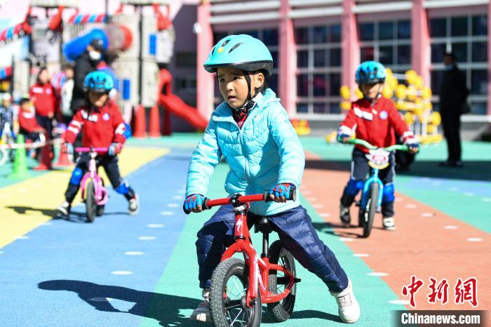 圖為拉薩市實(shí)驗(yàn)幼兒園孩子們正在練習(xí)滑步車?！『闻罾?攝