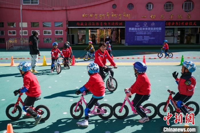 圖為拉薩市實(shí)驗(yàn)幼兒園孩子們正在練習(xí)滑步車。　何蓬磊 攝