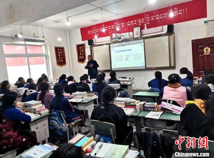學(xué)生在免費(fèi)輔導(dǎo)班上課?！∧岈敵?攝